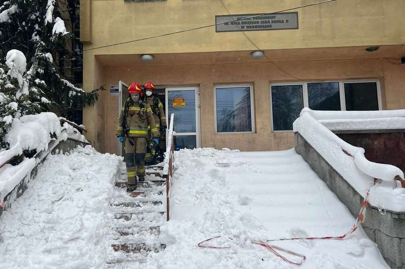 Strażacy wychodzą ze starego szpitala