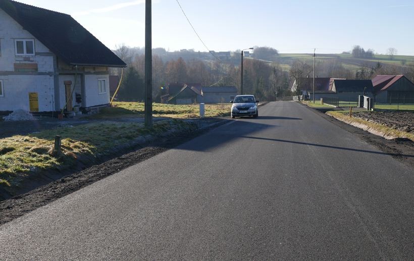 Skończyli prace, powiatówka w Zygodowicach z nowym asfaltem. Czas na Andrychów