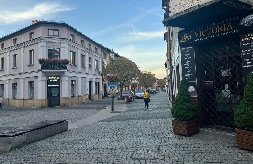 Ulica Zatorska w Wadowicach, największy pasaż handlowy w mieście