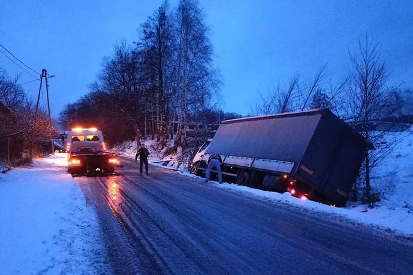  W miejscowości Babica kierowca ciężarówki nie zapanował nad pojazdem i auto zjechało do przydrożnego rowu.