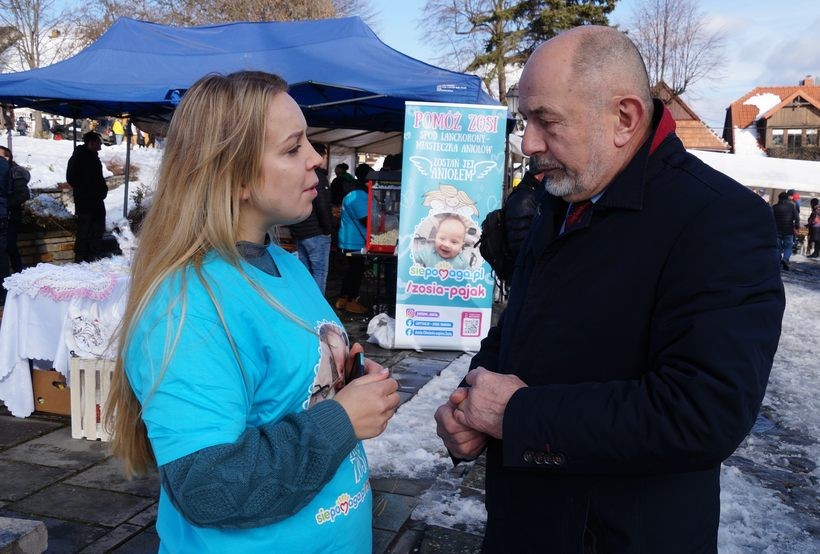 Ciocia Zosi z wójtem lanckorony Tadeuszem Łopatą w czasie imprezy charytatywnej na rynku