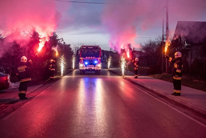 Strażacy z Łękawicy witają nowy wóz gaśniczy