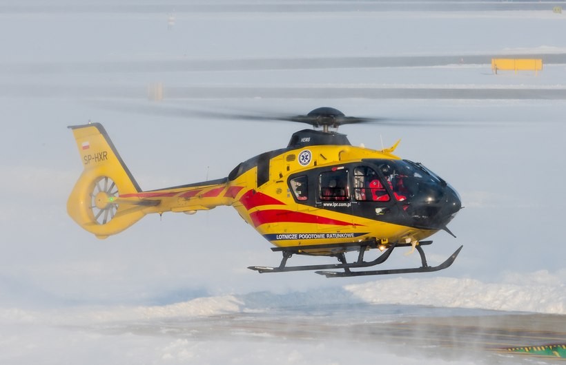 Wypadek na stoku narciarskim w Rzykach. 17-latka w ciężkim stanie zabrana helikopterem do szpitala