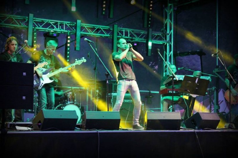Paweł Kukiz podczas koncertu w Zatorze
