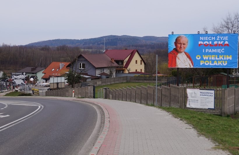 Baner z wizerunkiem papieża przy drodze krajowej w Izdebniku