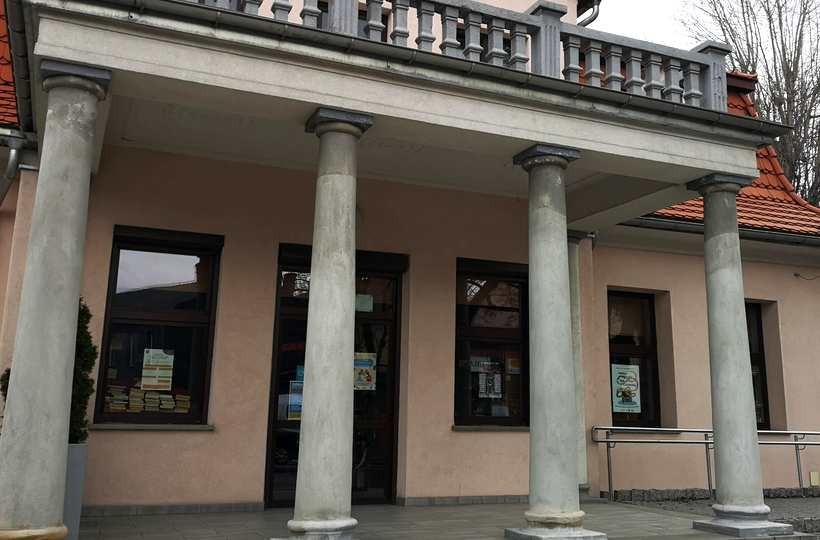 Kolumny biblioteki miejskiej w Andrychowie