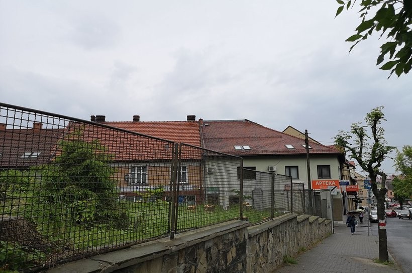 Teren starego szpitala przy ul. Karmelickiej w Wadowicach  z wyciętymi drzewami