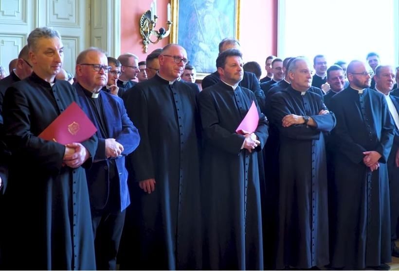Letnie transfery księży w parafiach. Zmiany w Wadowicach, Radoczy, Paszkówce i Świnnej Porębie