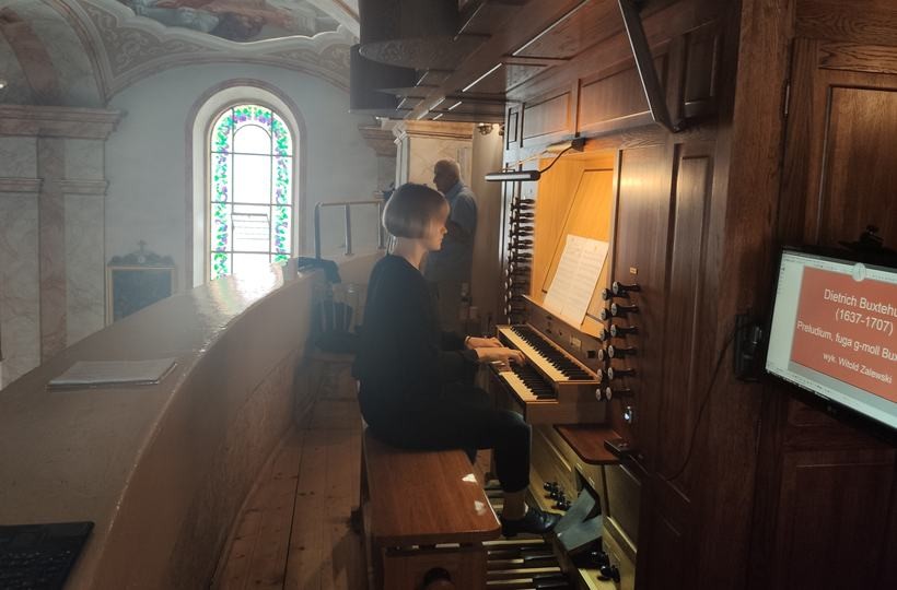 Muzyk gra na organzach kościelnych