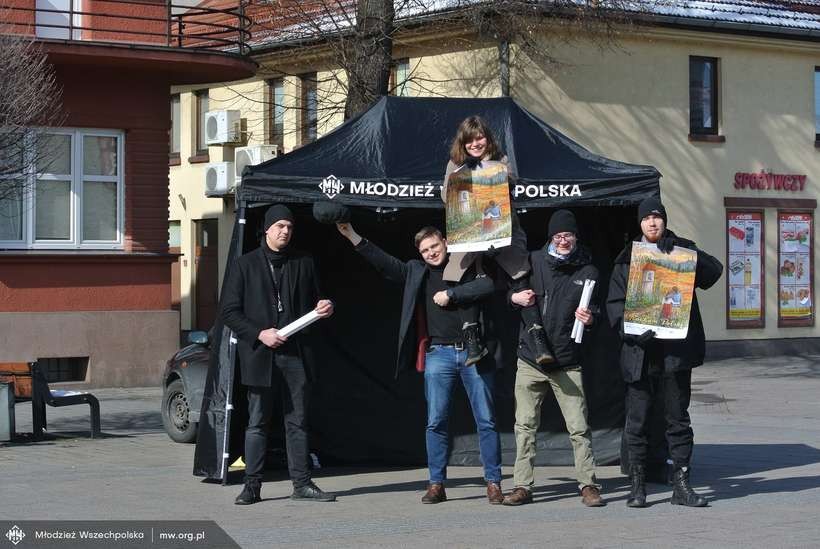 Młodzież WszechPolska Andrychów w czasie jednej z akcji informacyjnych
