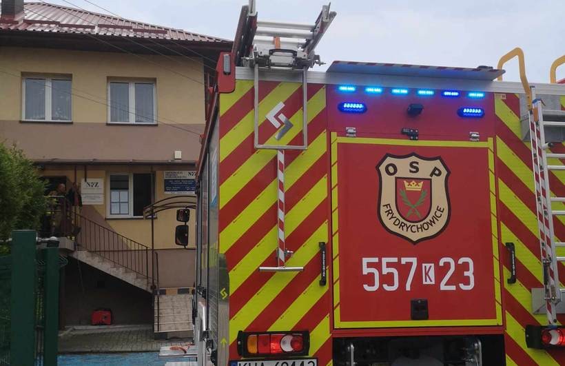 Wóz strażacki pod ośrodkiem zdrowia we Frydrychowicach