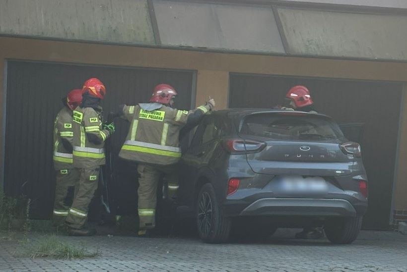 Niefart kierowcy w Wadowicach. Uderzył w garaż, potrzebna była pomoc strażaków