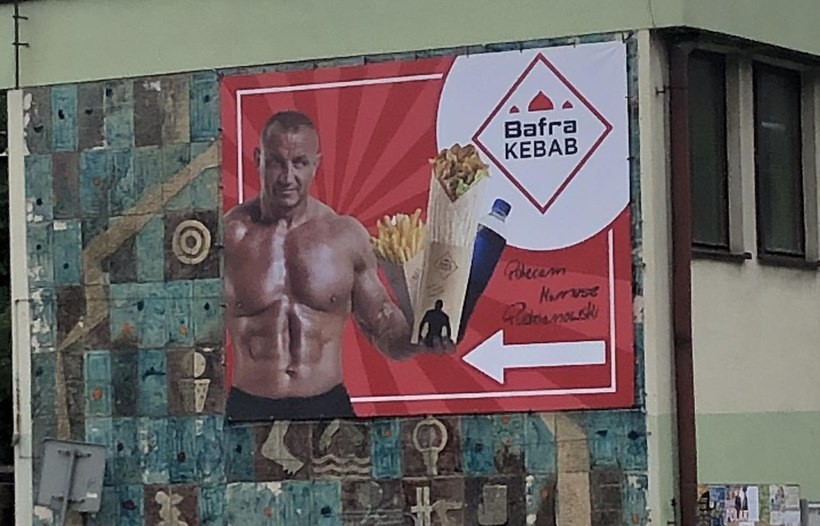 Mariusz Pudzianowski na plakacie reklamowym