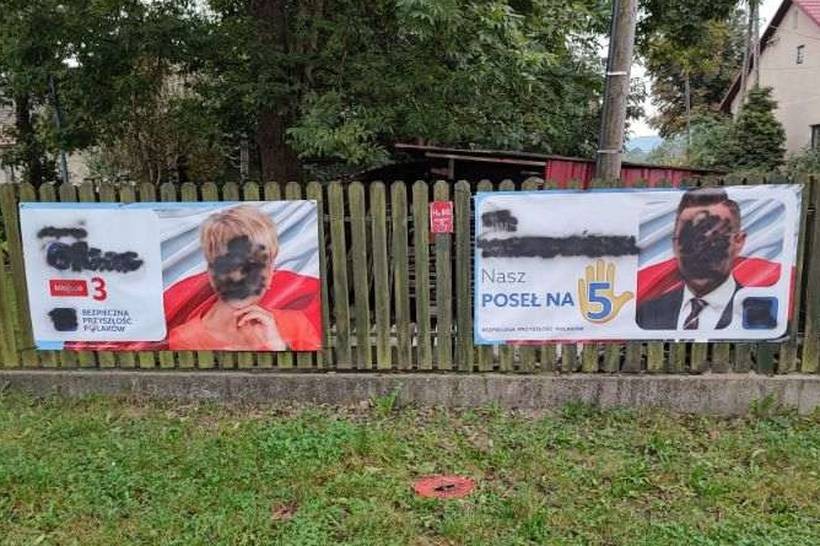 Zniszczone plakaty wyborcze kandydatów na posłów do Sejmu RO Iwony Gibas i Filipa Kaczyńskiego
