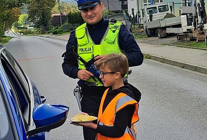 Policjant drogówki, dziecko z talerzem cytryn
