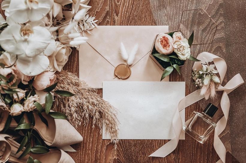 Zaproszenia ślubne – czy poza designem okładki możemy wybrać również ich treść? Sprawdzamy!