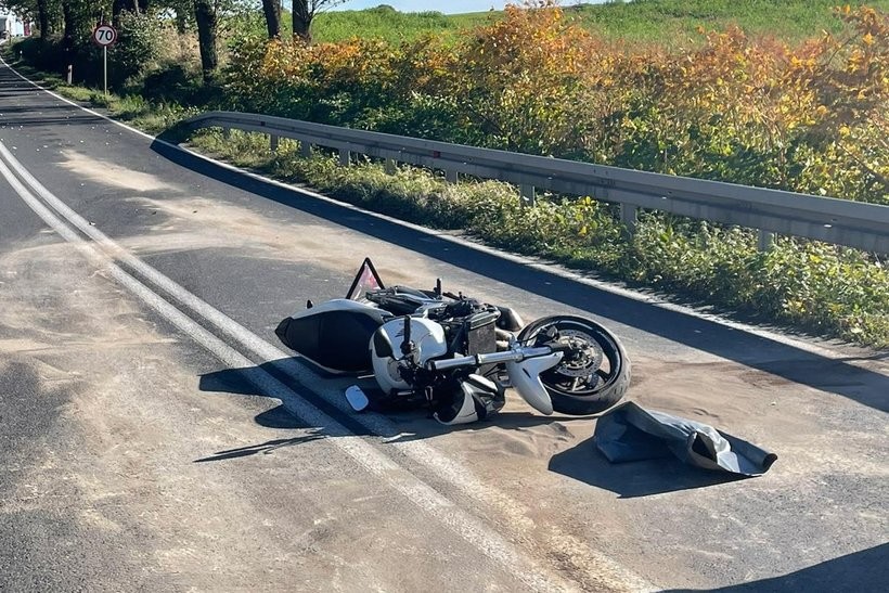 Groźny wypadek na DK 44, motocyklista zderzył się z autem. Ranny jest w ciężkim stanie