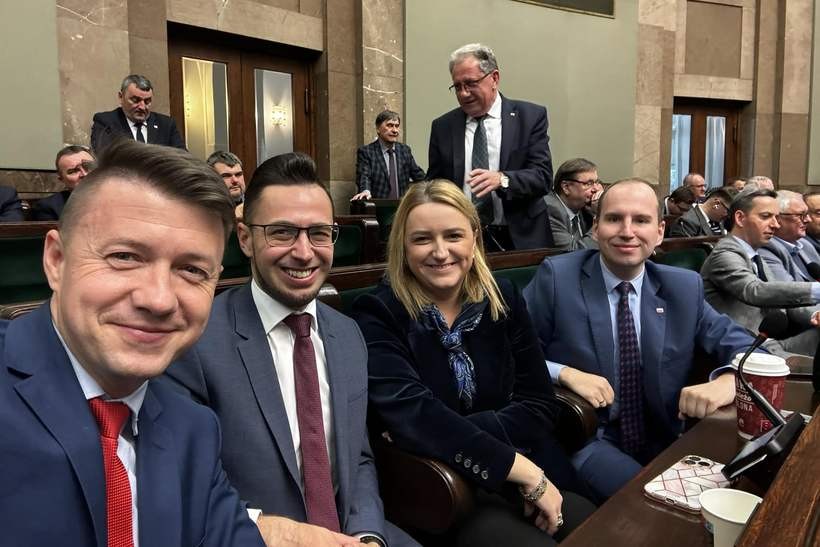 Poseł Filip Kaczyński z kolegami i koleżanką z ławy sejmowej