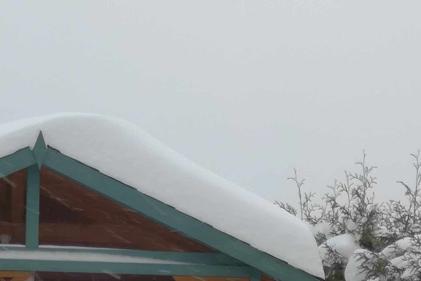 Na dachach zalega gruba warstwa śniegu