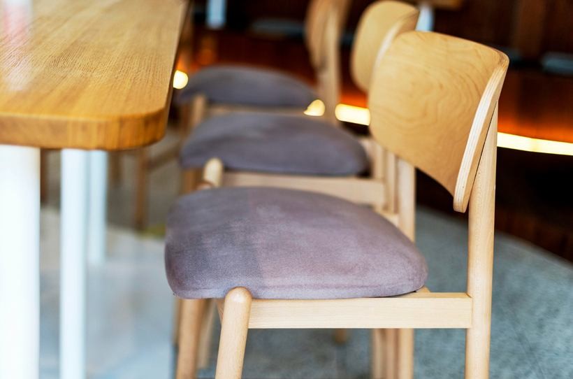 Widok z boku na drewniane krzesła w restauracji