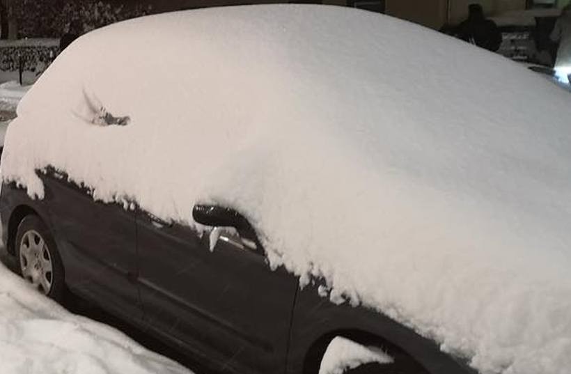 Auto z pokrywą śnieżną na dachu