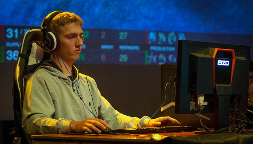 Szymon Nieciąg (na zdjęciu) podczas turnieju Starcrafta w Holandii, w którym zajął trzecie miejsce
