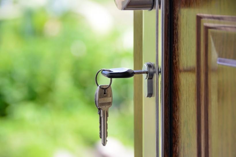 Zapewnij bezpieczeństwo rodzinie: kluczowe aspekty drzwi zewnętrznych w domu