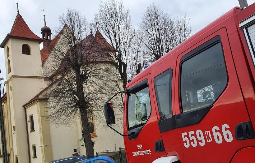 Wóz strażacki przy kościele