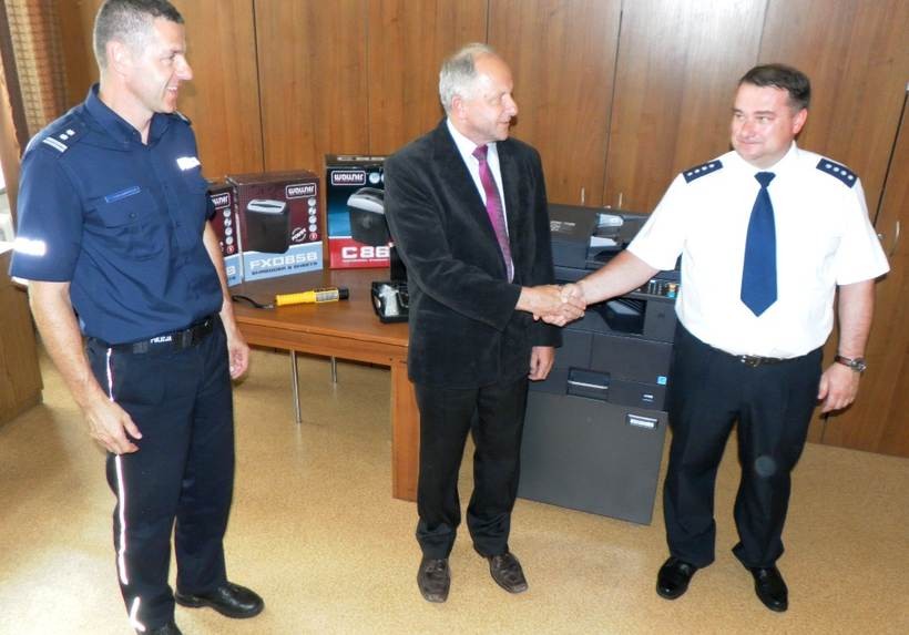 Burmistrz Kalwarii A. Ormanty przekazał komendantowi P. Dziekanowskiemu nowy sprzęt