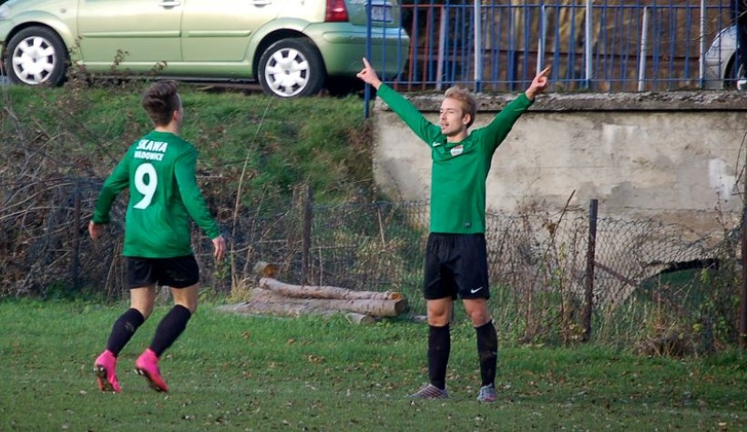 Klemens Drobniak (z prawej) cieszy się z Szymonem Żukiem (z lewej) z jednej z trzech zdobytych bramek