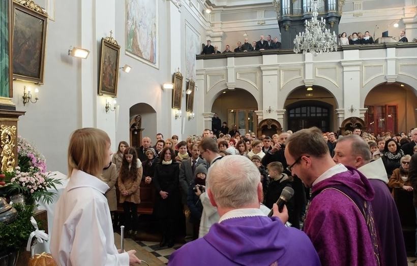 W kościele parafialnym w Spytkowicach zgromadziło sie wiele osób, które chciały uczcić o. Rudolfa