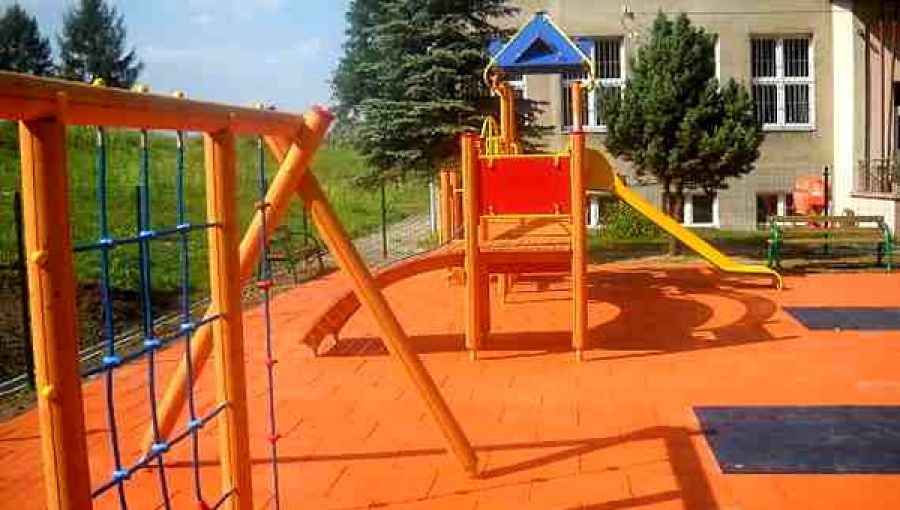 Kalwaria buduje place zabawa z programu Radosna Szkoła