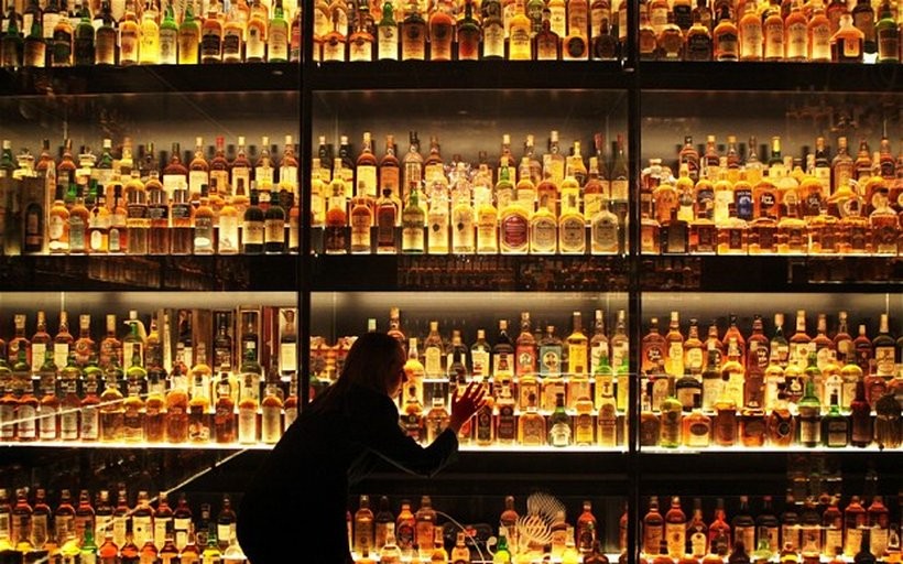 Klienci supermarketu ukradli whisky za 600 zł. Wpadli na gorącym uczynku