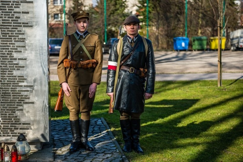 Warta harcerzy pod Pomnikiem Katyńskim w hołdzie Żołnierzom Niezłomnym