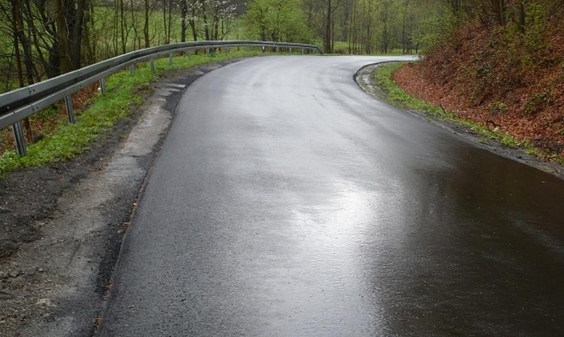 Pięć kilometrów nowego asfaltu położy starostwo na drogach powiatu. Tylko w tym roku