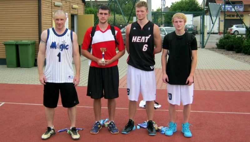 Zwycięska drużyna w turnieju Trio Basket na wadowickim Orliku