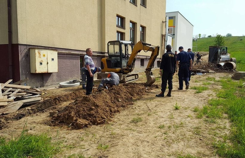 Niebezpieczny wyciek gazu pod szkołą w Jaroszowicach. 150 dzieci ewakuowano z budynku