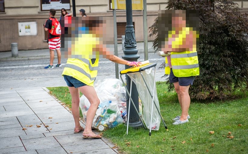 Bomba może być wszędzie, nawet w workach na śmieci, dlatego dla bezpieczeństwa worki w miejscach publicznych w Wadowicach są teraz przezroczyste