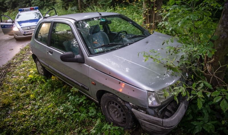 Wypadek w Kozińcu. Kierowca renault clio wjechał w drzewo