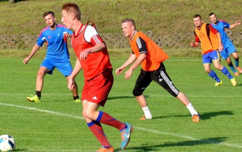 Do zespołu Olimpii dołączyło dwóch piłkarzy - Kamil Wysogląd (w środku) i Dawid Góra (drugi z prawej) 