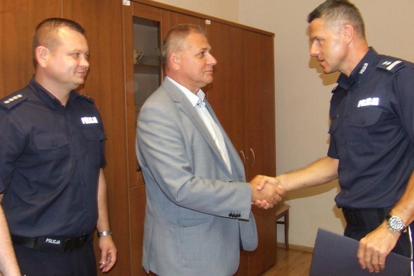 Komendant Piotr Dziekanowski podziękował burmistrzowi Tomaszowi Żakowi za klimatyzację
