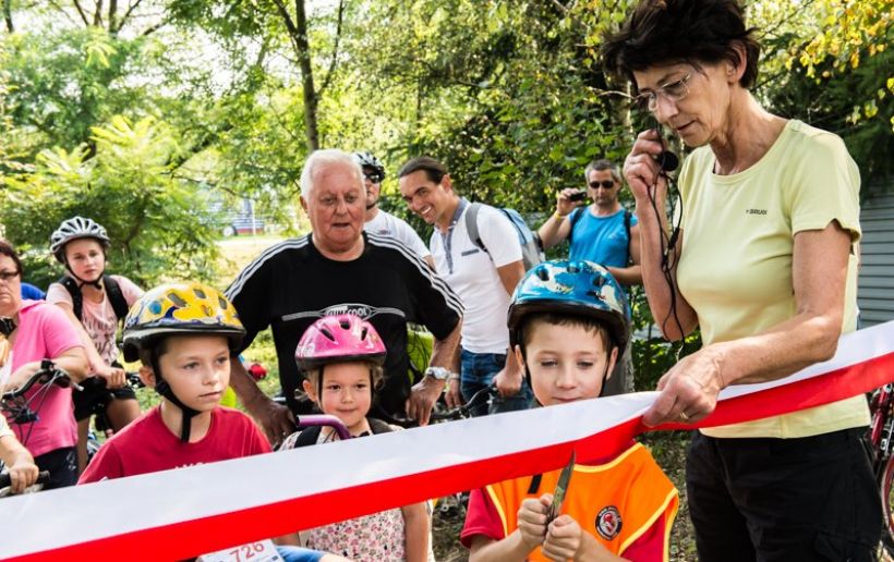 Ewa Filipiak wspólnie z dziećmi oraz najstarszym uczestnikiem Józefem Klinkiem dokonali uroczystego otwarcia nowej trasy