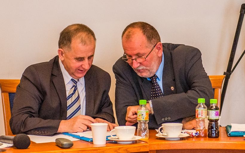 Radny Szymon Ficek, z lewej, namówił pozostałych radnych by podpisali się pod jego apelem. Na zdjęciu w rozmowie z radnym Ludwikiem Filą
