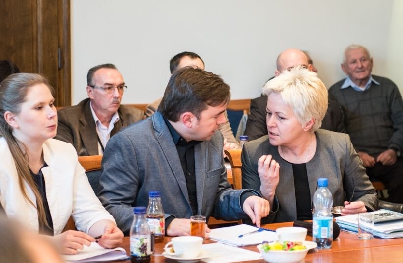 Burmistrz Mateusz Klinowski i Ewa Całus zapowiedzili nagrody i podwyżki da urzędników. Skarbnik Bożena Flasz ma znaleźć pieniądze w budżecie