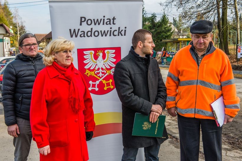 Starosta Bartosz Kaliński i radna Anna Zacny we wtorek sprawdzali, jak idą prace na powiatowej drodze