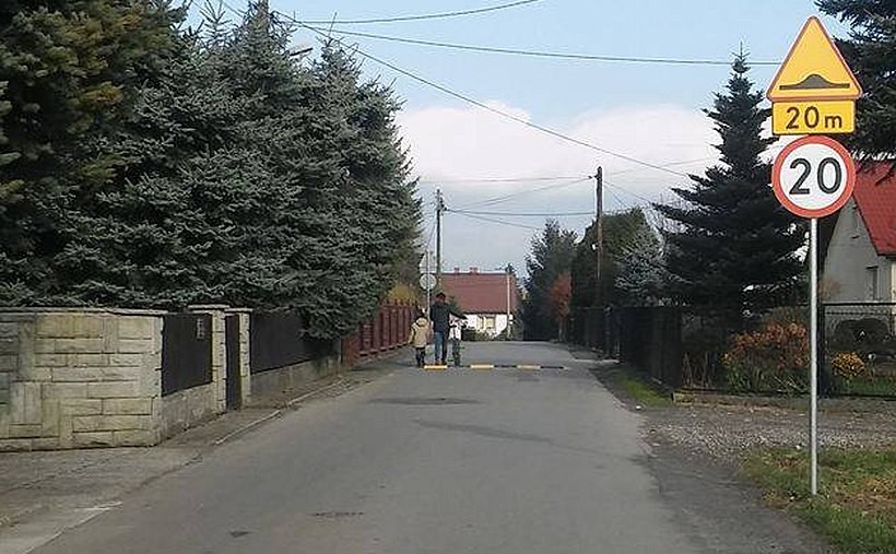 Próg zamontoano na ulicy Kolejowej w Łączanach
