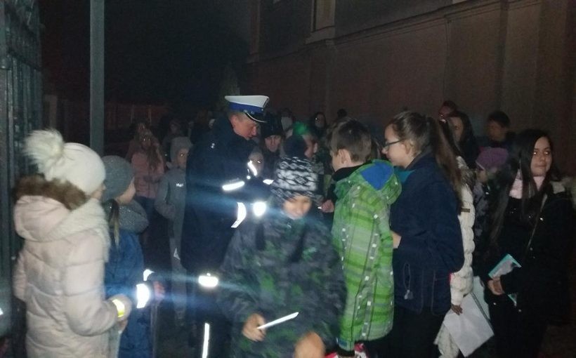 Szybka akcja policji przed świętami. Odblaski trafiły do wiernych w Wieprzu