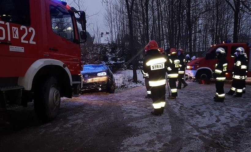 Wypadek z Zakrzowie. Strażacy wyciągnięli auto z rzeki