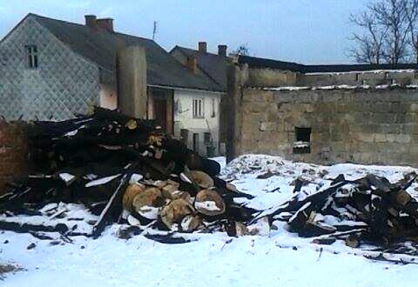 Zgliszcza spalonych stodół straszą w Łączanach