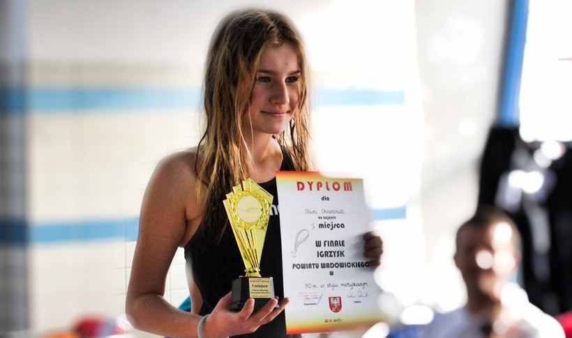 Wśród zwycięzców znalazła się utalentowana pływaczka Oliwia Chowaniec z Wadowic, która pojedzie na zawody wojewódzkie. Płynąc delfinem  na 50 m osiągnęła czas 36 sekund 